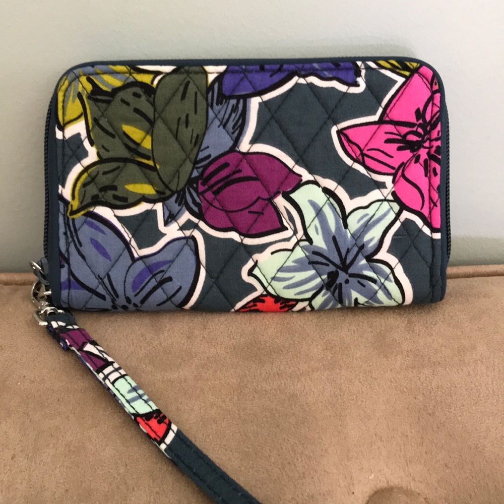 Vera Bradley RFID On-The-Go Wristlet 🍁
